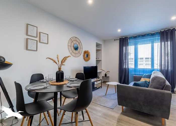 Ideal Couples & Pro - Proche Centre Ville Et Gare - Promenade Au Bord De La Charente - Parking A Proximite - Wifi Tres Haut Debit - Equipement Premium -Netflix