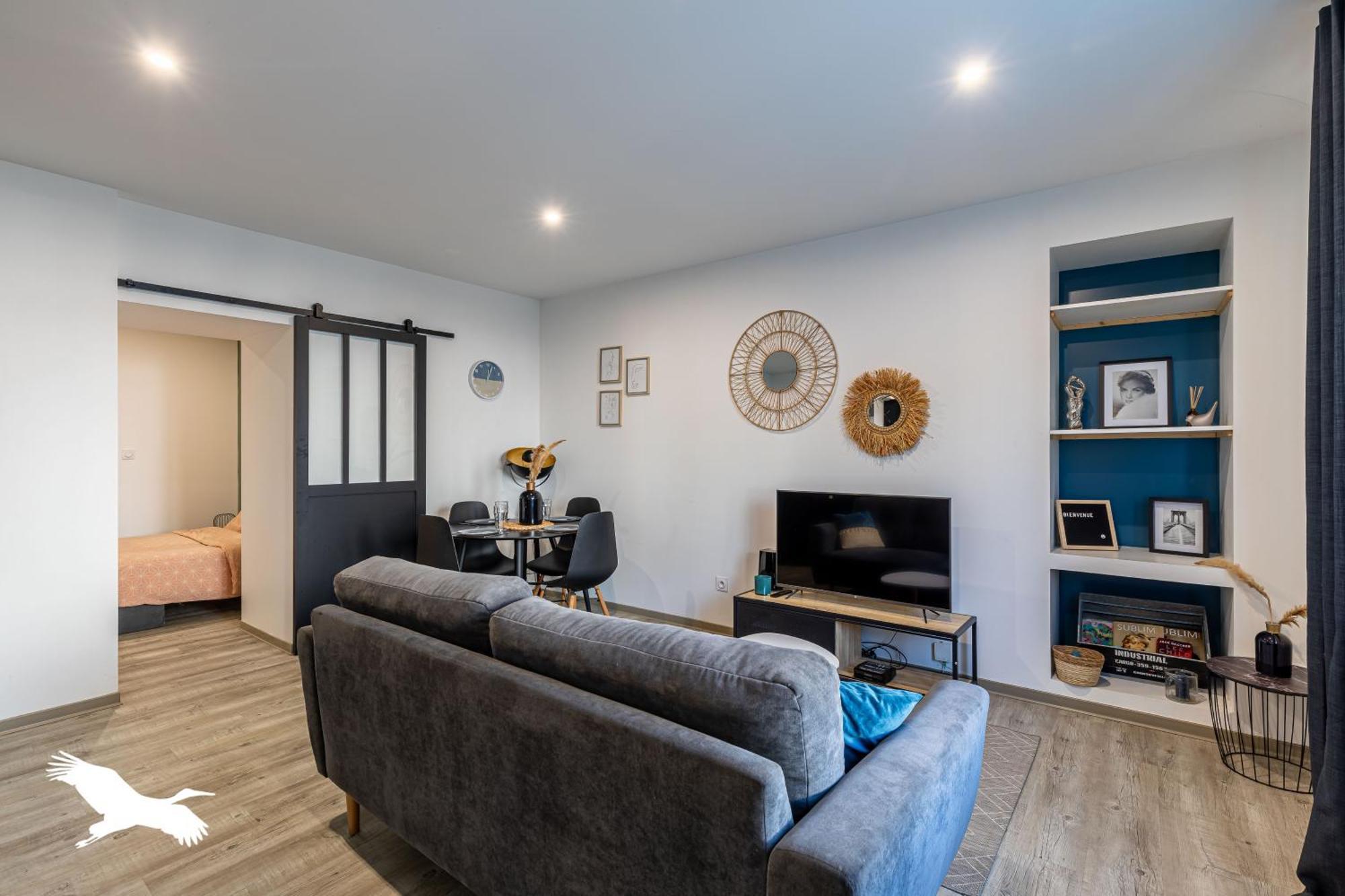 Apartment Charming Riverside Retreat: Center Comfort With Premium Amenities