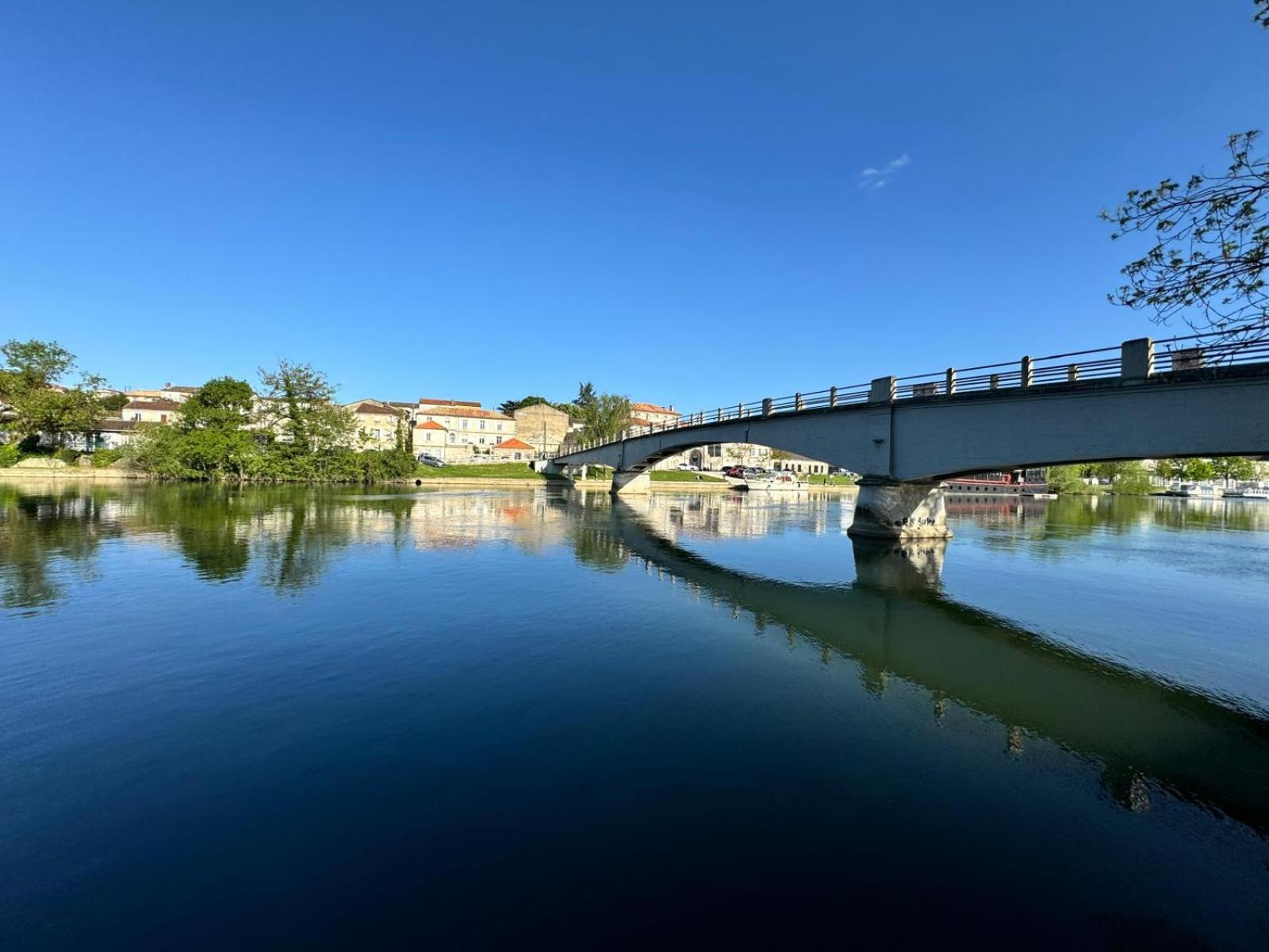 Charming Riverside Retreat: Center Comfort With Premium Amenities Angouleme