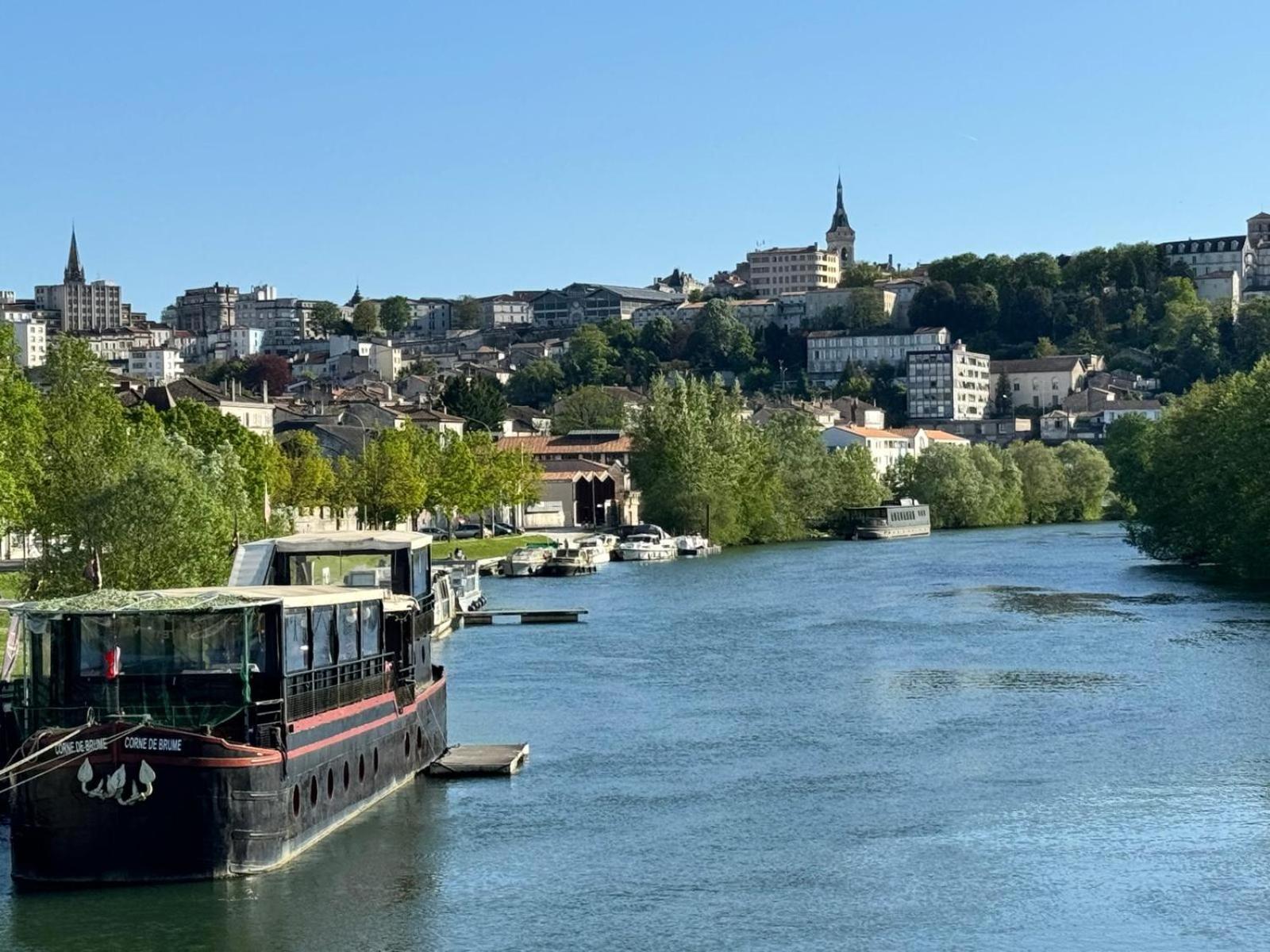 Apartment Charming Riverside Retreat: Center Comfort With Premium Amenities *